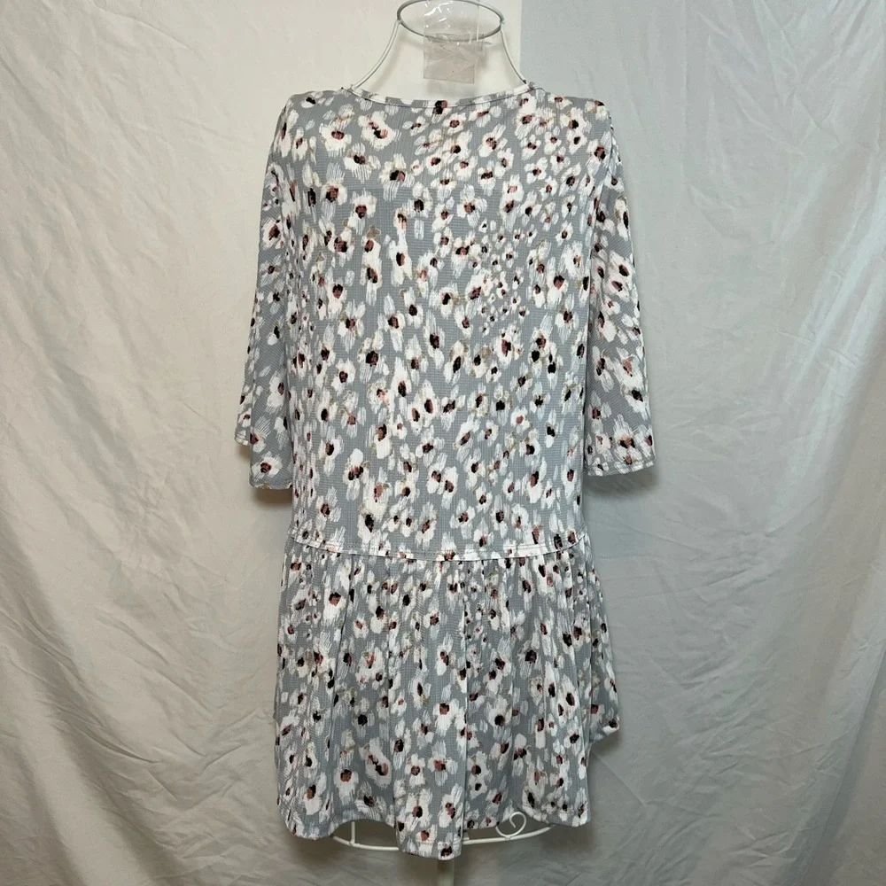 Women’s Floral Top - Medium - Flowy V-Neck Short Sleeves - EUC - Picture 2 of 8